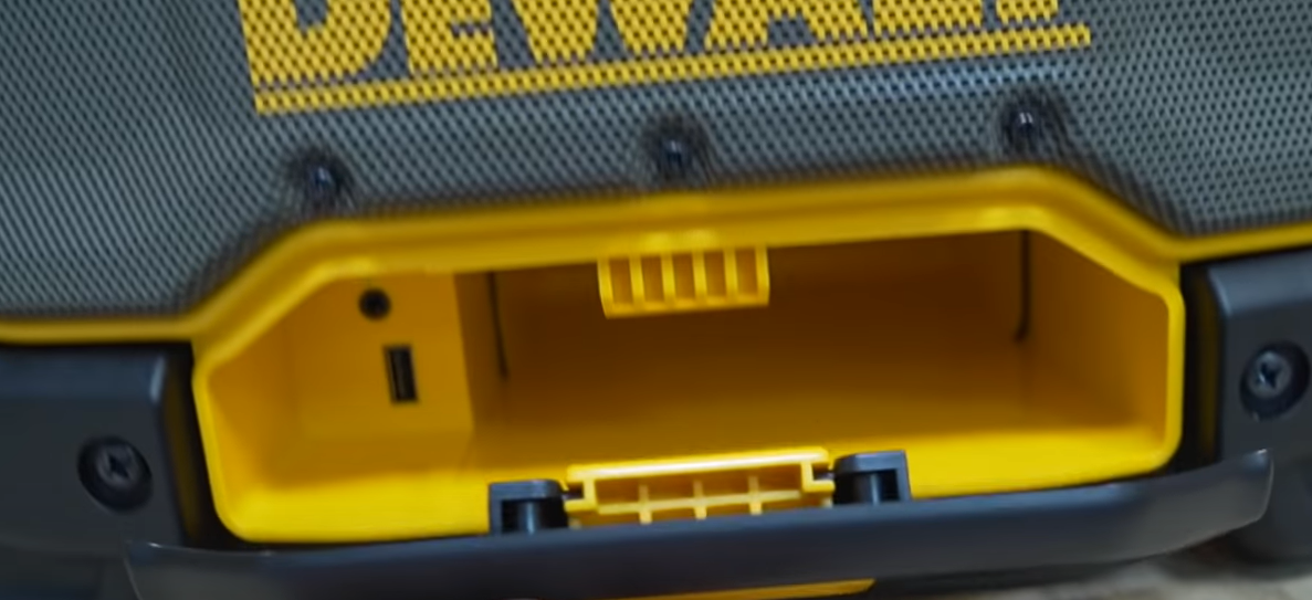 Увидел в продаже топовую систему DeWALT. Кроме музыки есть хитрости и для строителей. Заказал жене на Новый год2