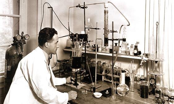 химик Макс Моргенталер за работой