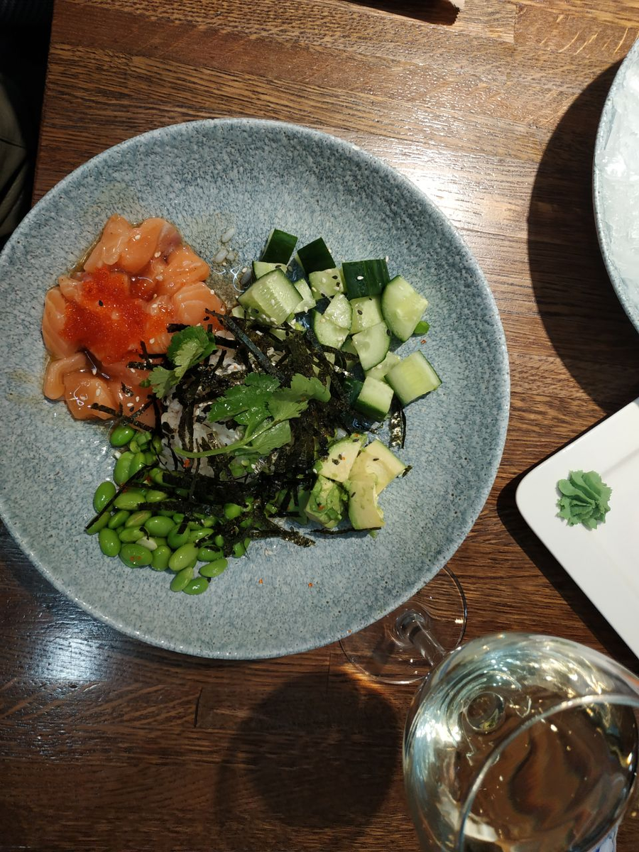 Поке (дальний план)