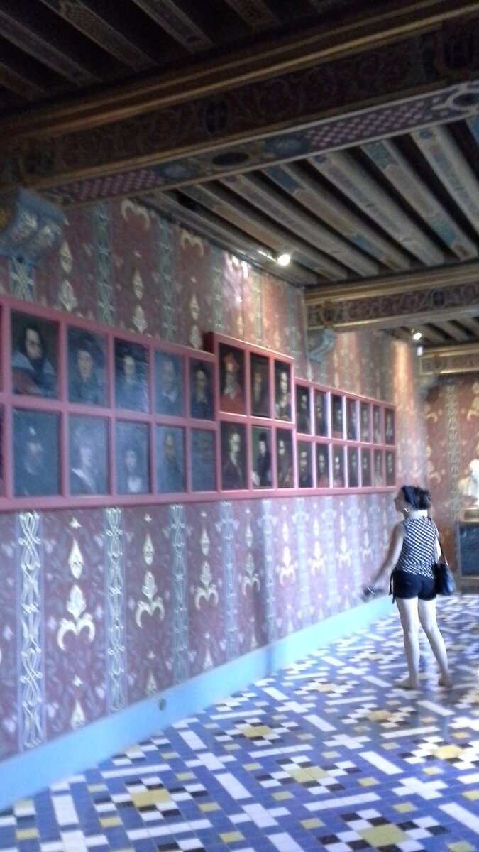 Галерея Королевы. Здесь Екатерина Медичи любила прогуливаться. Здесь можно было музицировать и устраивать танцы, отсюда можно было выйти на балконы полюбоваться садом