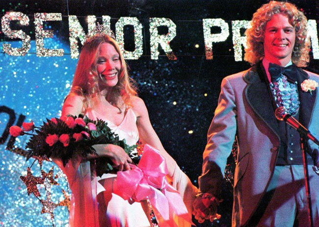 
 
Школьная жизнь не такая простая и кому-то приходиться совсем не сладко.  Юная Кэрри становиться изгоем в своей в школе, все одноклассники  издеваются над ней и строят козни. Но и на этом не все - дома девушку  так же травит родная мать, которая на грани срыва.
 
Но вдруг жизнь Кэрри начинает налаживаться благодаря ее однокласснику,  который обратил на нее внимание. Отправившись вместе с ним на школьный  бал, девушка была неимоверно счастлива. Однако и здесь ее поджидал  сюрприз: оказывается, это все обман и одноклассники опять придумали  зловещий план. Но план уже не сработает, Кэрри обнаружила в себе  способности к телекинезу, теперь она сможет за себя постоять!