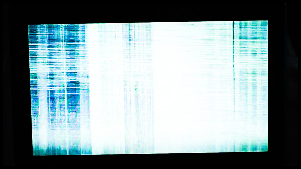 Регулярные разводы, рябь, полосы - это всё признаки проблем в матрице