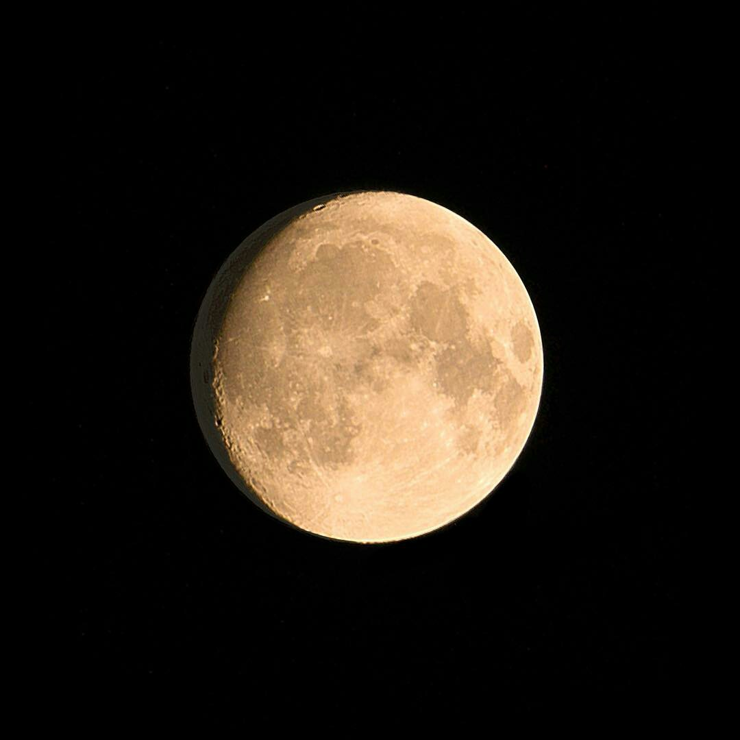 Луна ком полная. Луна. Луна картинка для детей. Луна вблизи. Луна крупным планом.