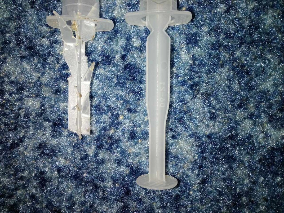 Самодельное приспособление для прочистки слива (слева)