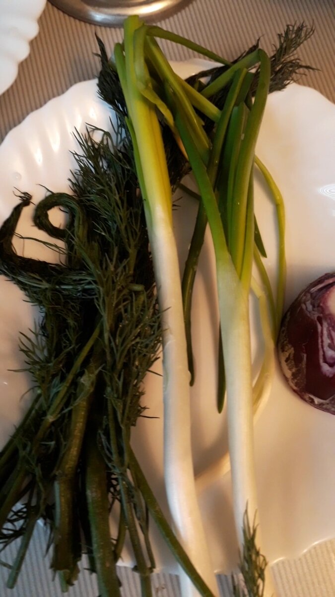 Ну вот теперь мы приступаем, лук и зелень нарезаем, и в кастрюлю мы кидаем, режем яйца , огурцы, нарезаем как смогли, и лимон туда с горохом.