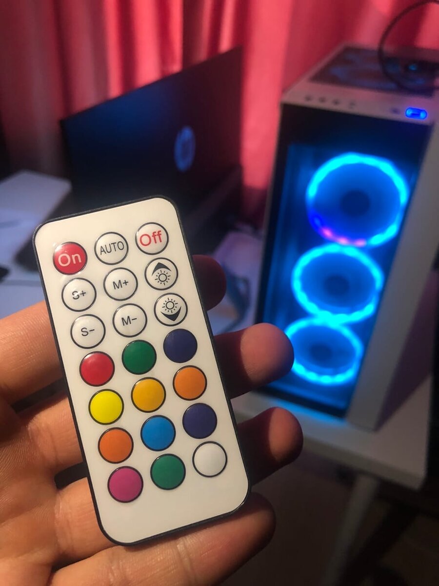 Пуль управления кулерами

Приобрел относительно недавно, но за время службы пульт показывает стабильную работу. Шел в комплекте с кульками, стоимость пульта вышла в районе 200 рублей. +- 50 рублей на варьирование цен алика.

С помощью пульта можно переключаться между 12-тами цветами кулеров. Выбрать на вкус и цвет не составит проблем. Есть режимное переключение: от постоянного и не напрягающего до беспрерывно моргающего и создающего цветовой хаос в ваше комнате.

Есть возможность регулировать яркость свечения кулеров от комфортного до безумно яркого, когда начинает создаваться ощущение, что вы один из участников фильма "Хроники Ридика".   

Регулировка скорости вращения кулеров также присутствует. При палящей жаре, можно прибавить ветерка внутри корпуса и наслаждаться стабильной работа компьютера. Особенно порадуется этой возможности ваш процессор, который с июня по август жарится как на сковородке.
 