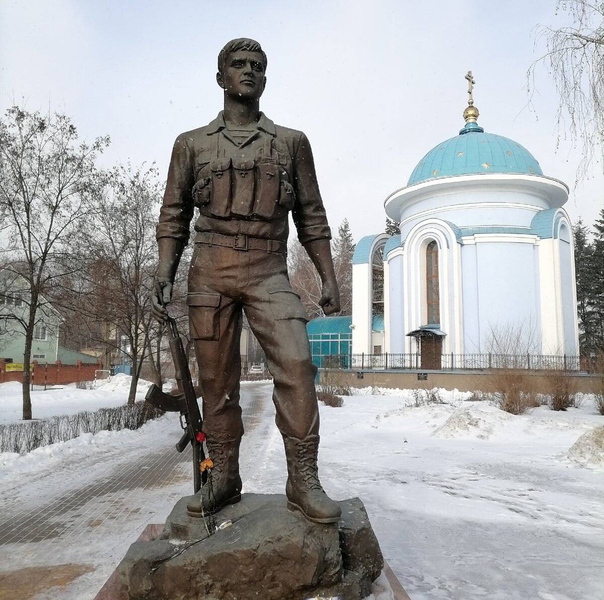 Памятник воинам-интернационалистам, погибшим в Афганистане. На заднем фоне - часовня Божией Матери Взыскания погибших. На ее цоколе - таблички с перечислением всех локальных конфликтов, начиная с 1945 года.