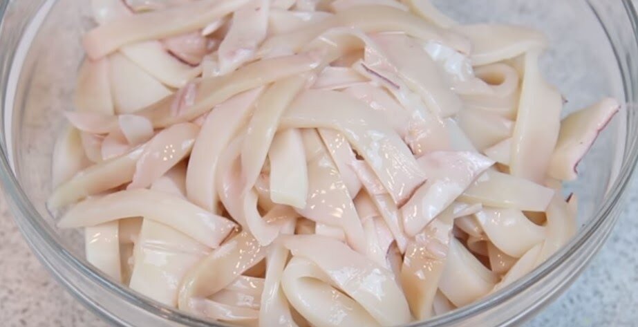 Кальмары, подготовленные к сушке