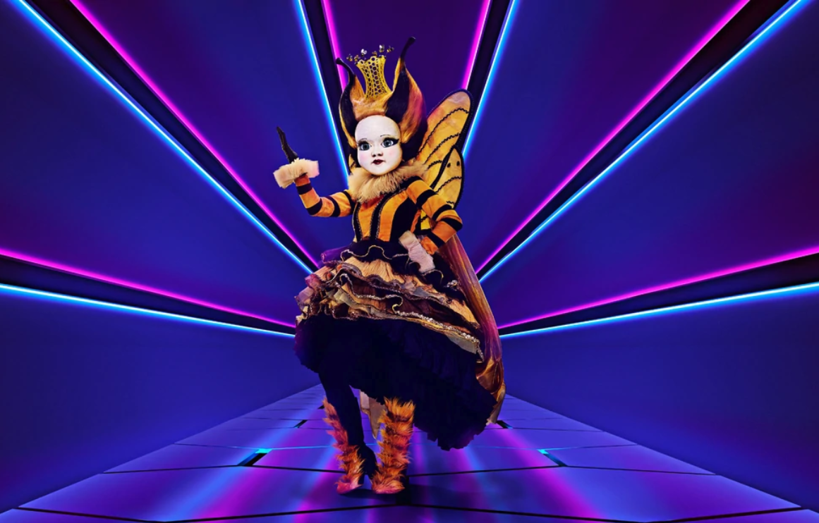 Видео шоу маски пчела. Queen Bee the masked Singer. The masked Singer uk Queen Bee. The masked Singer пчела. The masked Singer Королева.