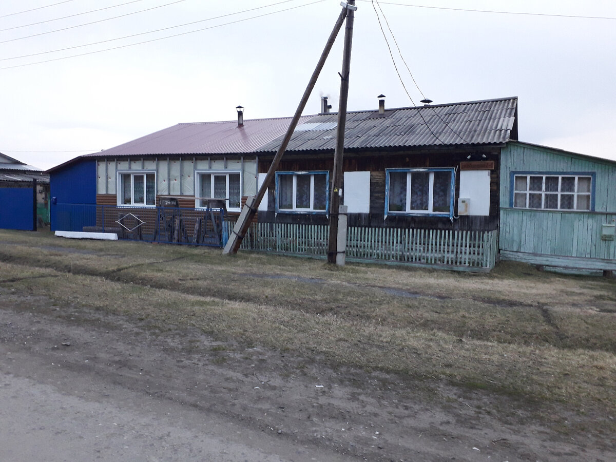 Напротив церкви такой вот дом. Видно, что идет его облицовка. Фото автора.