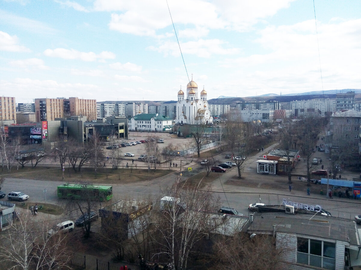 Красноярск, ул. Павлова (вид на Рождественскую церковь, 29 апреля 2021)