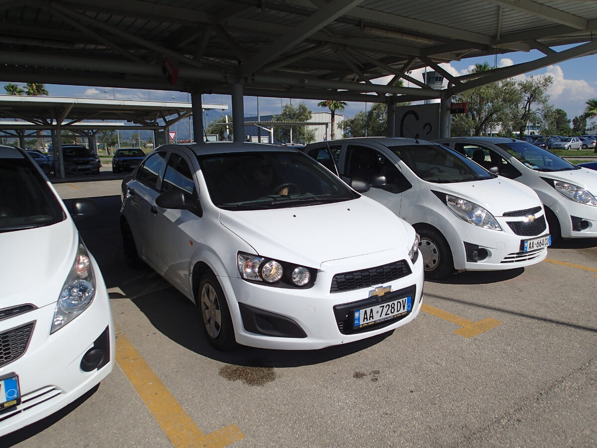 Вот такую «шевролюшечку»  взяли на прокат – «не роскошь, а средство передвижения»