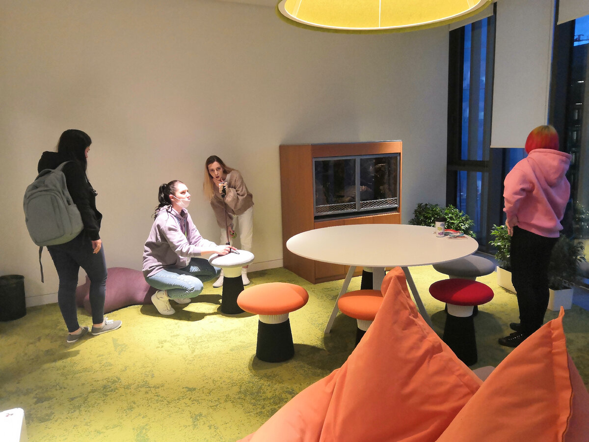 Организационные моменты. Нашли свободную переговорку, пытаемся решить проблему со светом. Фото автора из личного архива 