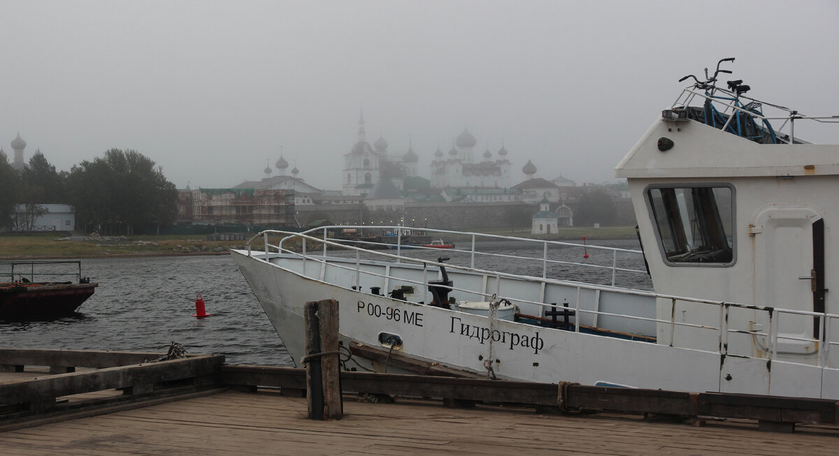 Гидрограф на стоянке у причала вблизи монастыря