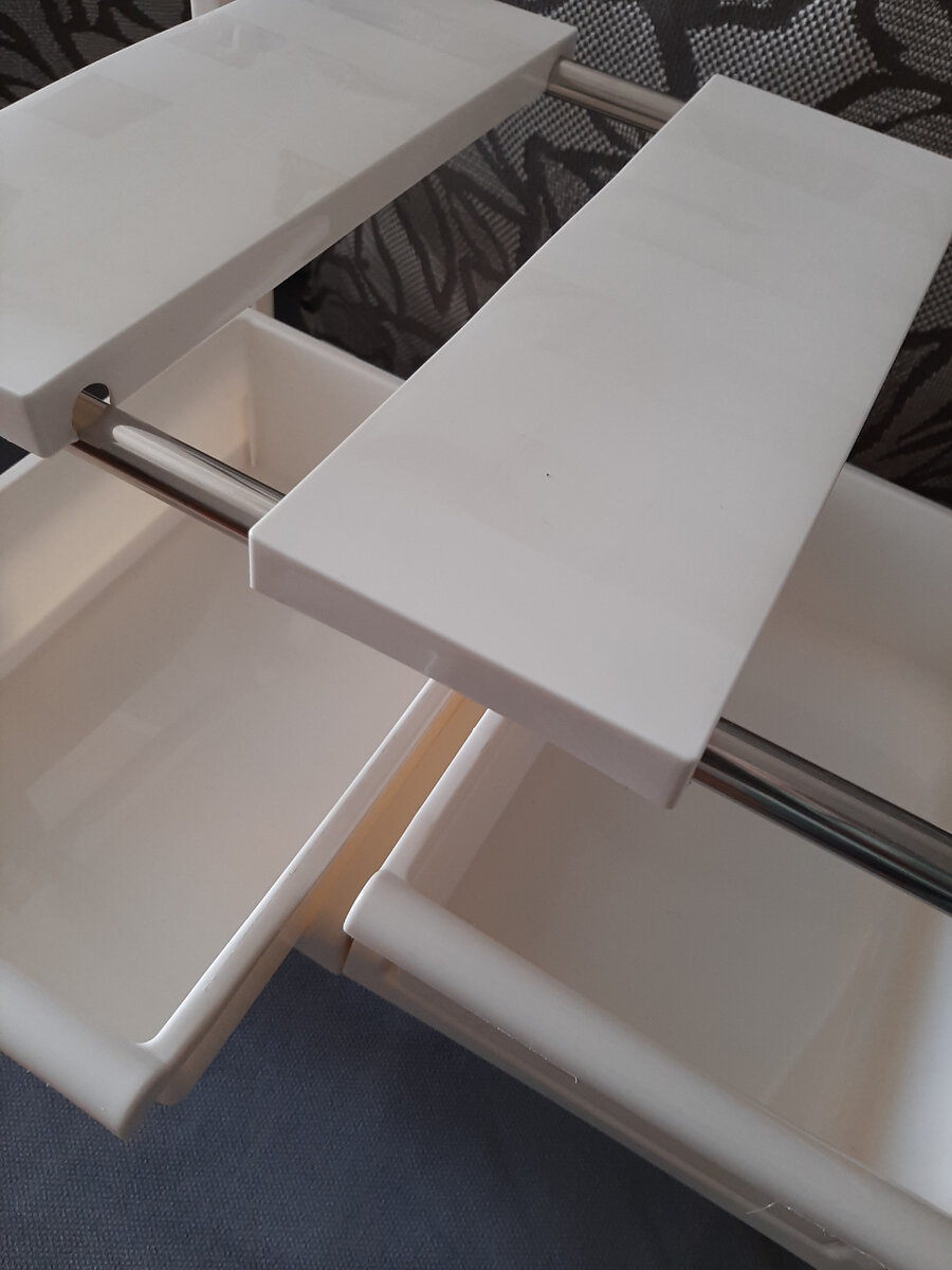 Ящики выдвигаются и очень вместительные. 