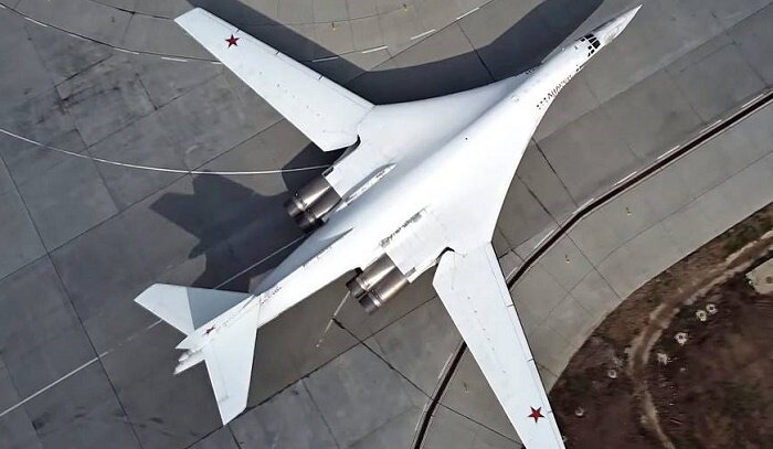 Российский Ту-160М2 на выкате перед взлётом - что это, снимок американского спутника?