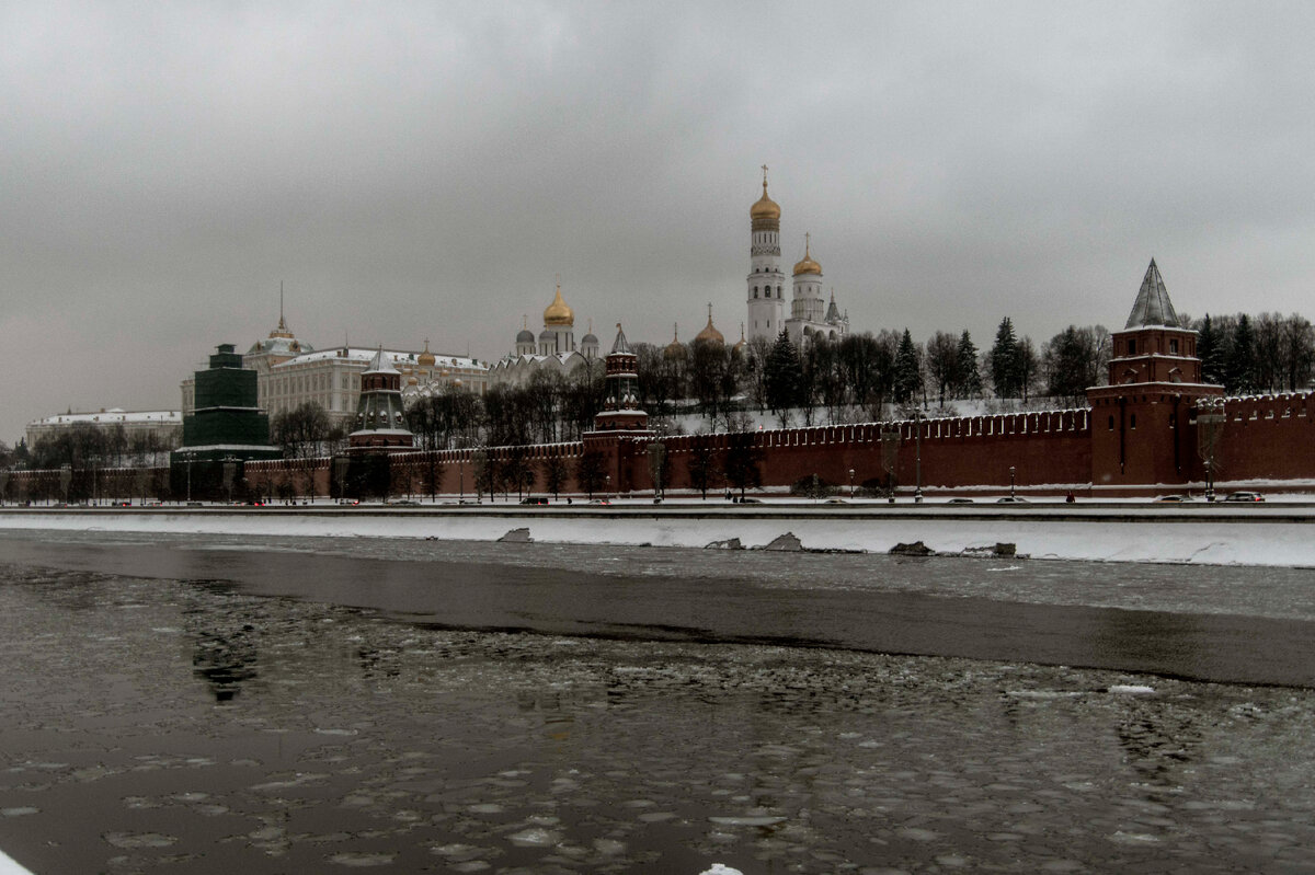 Январский день короток. Серое небо, серые воды. Унылый снимок, как производная от карандашного рисунка.  Канал на воде, как свежий асфальт на снегу. 