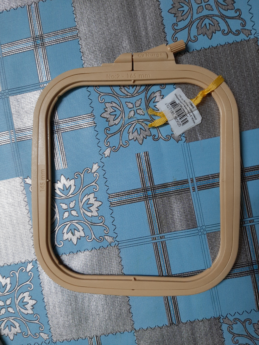 Пяльца разных фирм и форм. Да, бывают не только округлые.