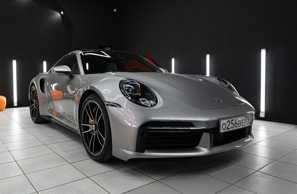 Porsche 911 в пленке после оклейки 