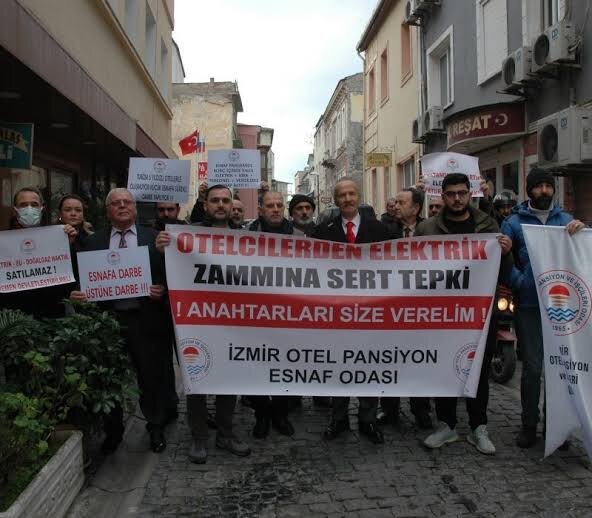 Хозяева пансионатов и маленьких отелей вышли на протест против поднятия цен  на электричество.фото с сайта sözcü.com.tr