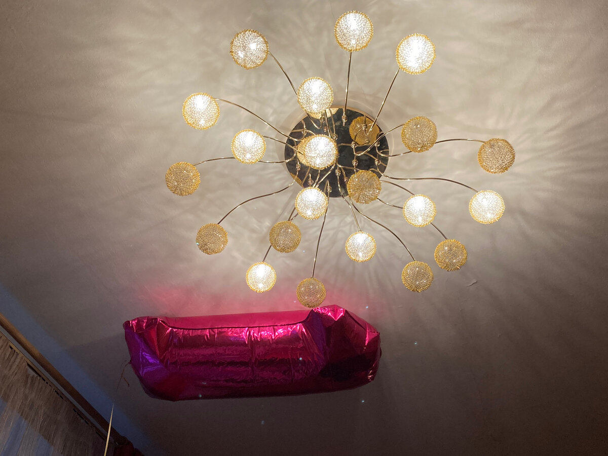 Остатки прежней роскоши. Снято на телефон.