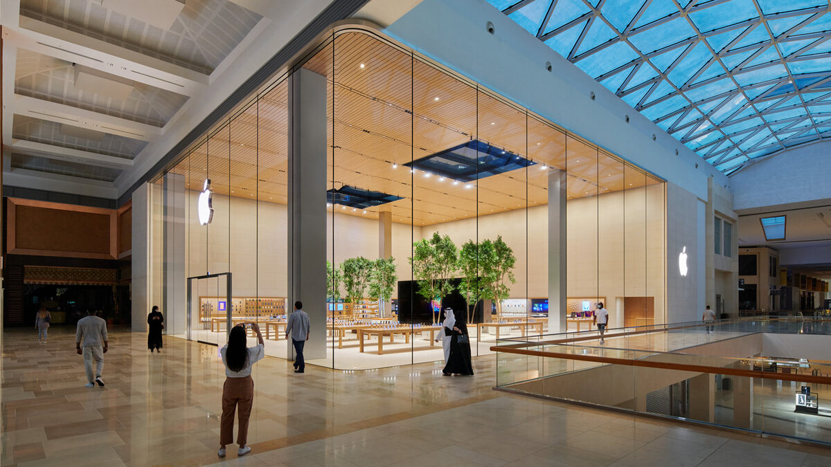 Обновлённый Apple Yas Mall открылся для покупателей. Он занимает угол центральной площади торгового центра.