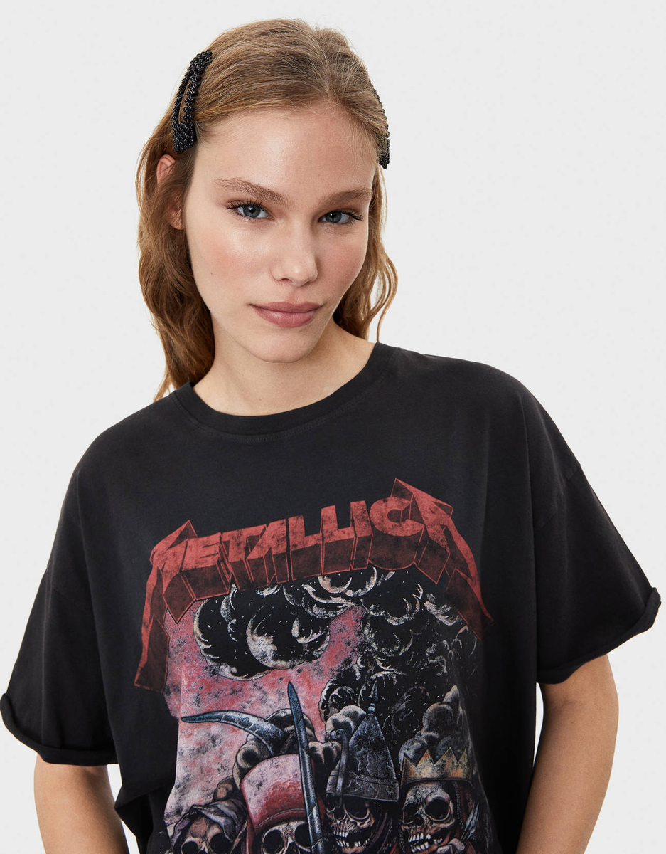 Модель Bershka в футболке Metallica