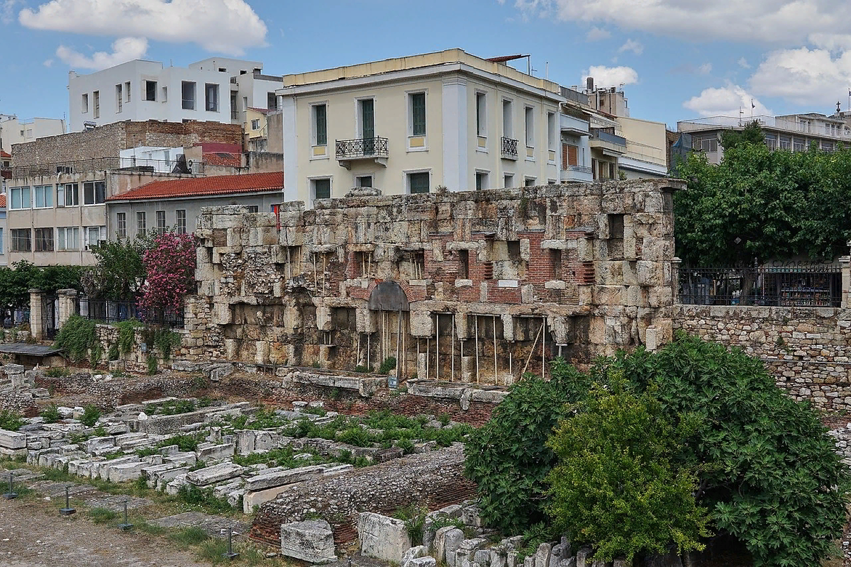 Одна из сохранившихся наружных стен Библиотеки Адриана в Афинах. Вид изнутри.