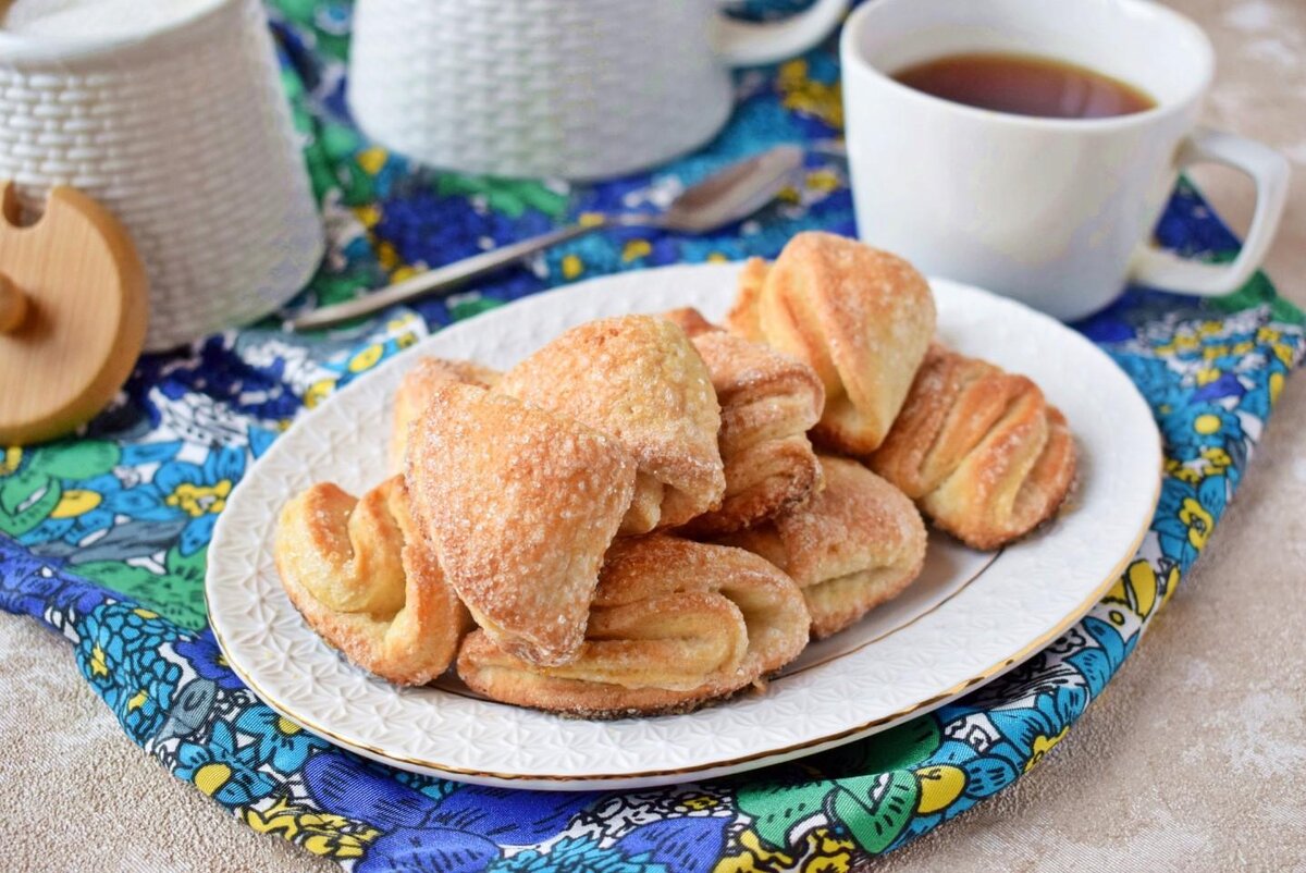 Творожное печенье с сахаром. Печеньки к чаю. Красивое творожное печенье к чаю. Печенье из творога треугольники с сахаром. Печенье к чаю фото