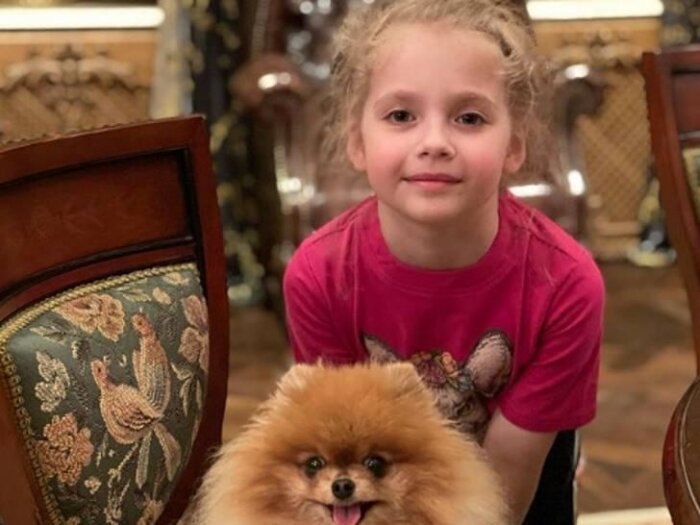 Лиза Галкина с домашним любимцем в замке в деревне Грязь. Фото: Instagram.com/maxgalkinru