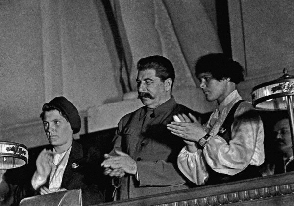 Лучший друг пограничников присутствует на Х съезде комсомола. Никита Карацупа в это время охранял границу