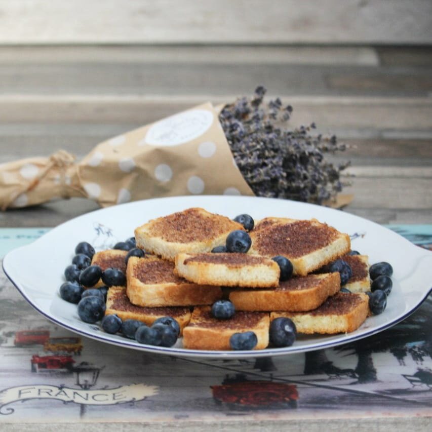 Хочу поделиться с вами очень легким и очень вкусным рецептом гренок к утреннему кофе или чаю. И еще - это был любимый рецепт известного импрессиониста Клода Монэ 😊