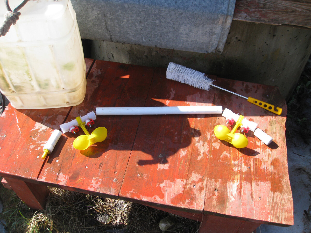 Периодически мою поилки на колодце