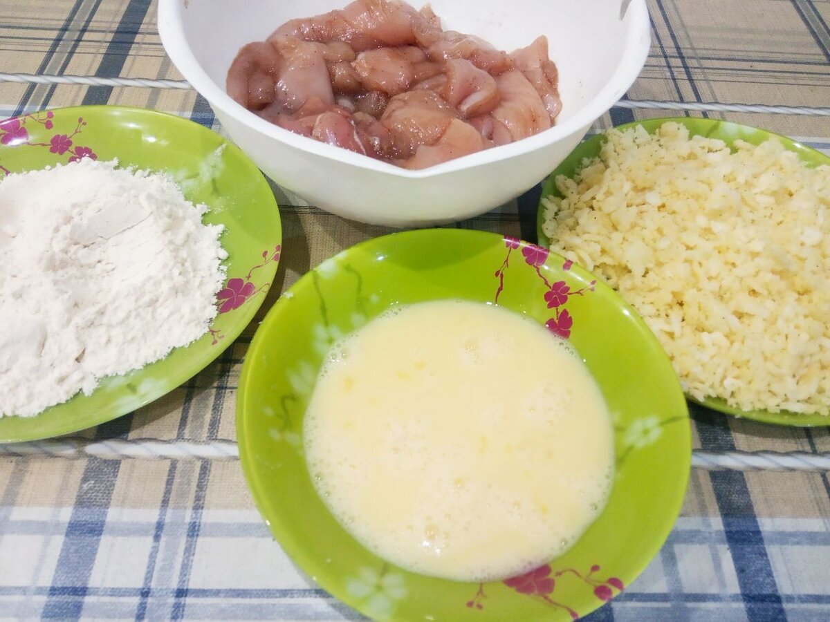 Ингредиенты для приготовления куриных полосок в кляре и чипсах 