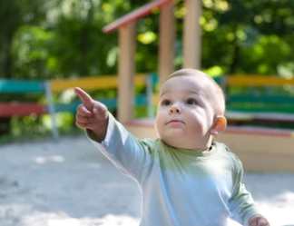 Малыш общается жестами