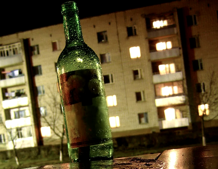 Несмотря на запреты, спиртное регулярно и повсеместно распивают на улицах