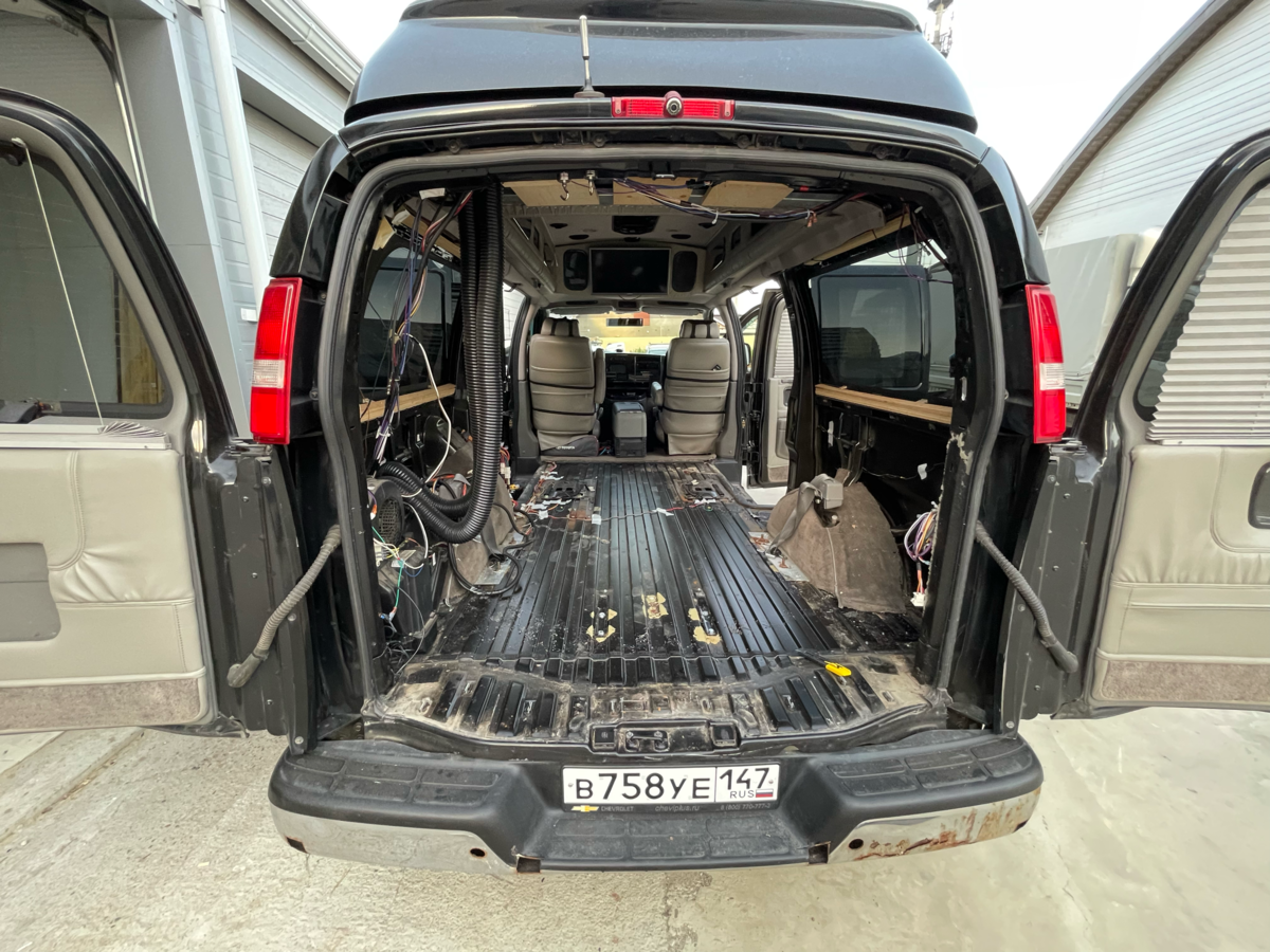 А теперь я решил пойти дальше. Салон полностью разобрал "до железа"