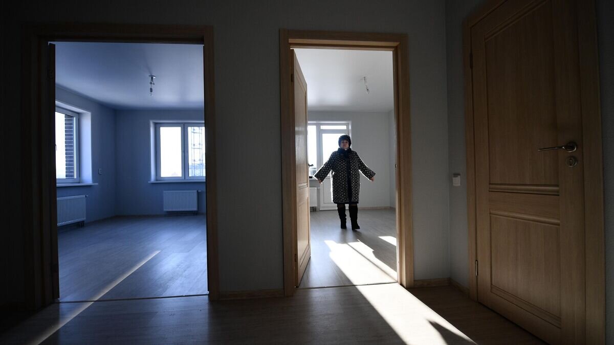    Вручение ключей от социального жилья в Карабаше© РИА Новости / Павел Лисицын