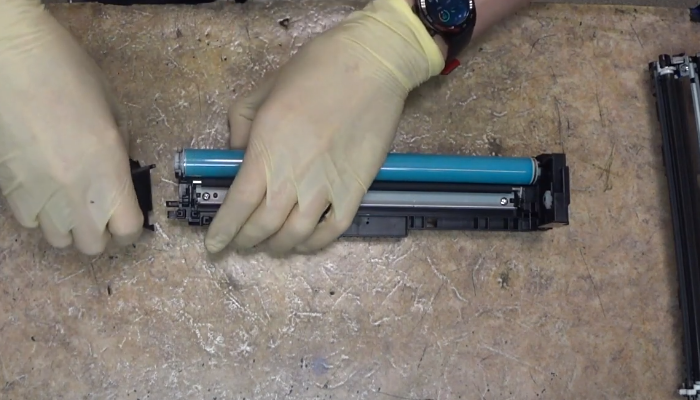 Фото 42. Расположение двух маленьких шестеренок, которые нужно снять 