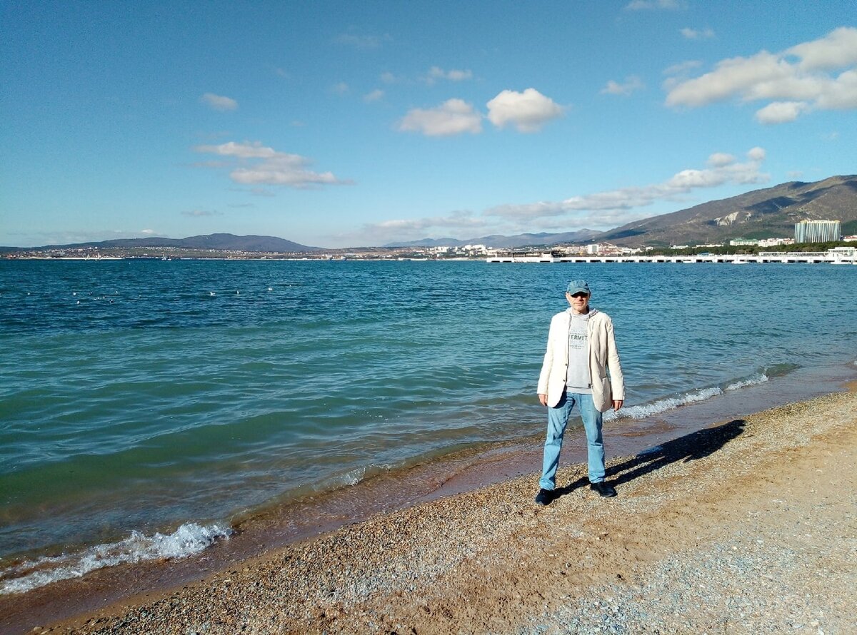 Михаил Лекс, автор рассказа и канала. Чёрное море, Геленджик, центр, пляж