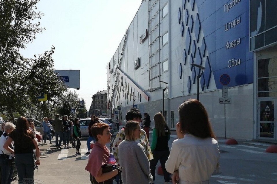     В Новосибирске эвакуировали ТРЦ «Калейдоскоп». Фото: "Инцидент Новосибирск".