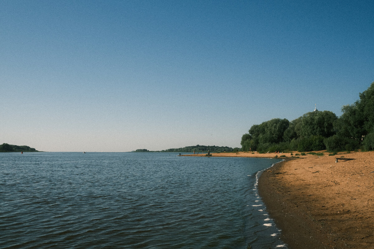 Берег реки Волхов около Юрьева монастыря. Солнце за спиной