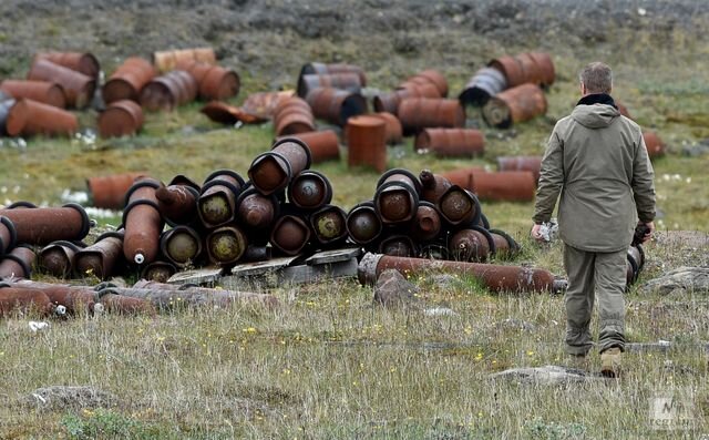    Бочки времён активного освоения Арктики — один из самых распространенных видов мусора в Диксоне Александр Полегенько © ИА REGNUM