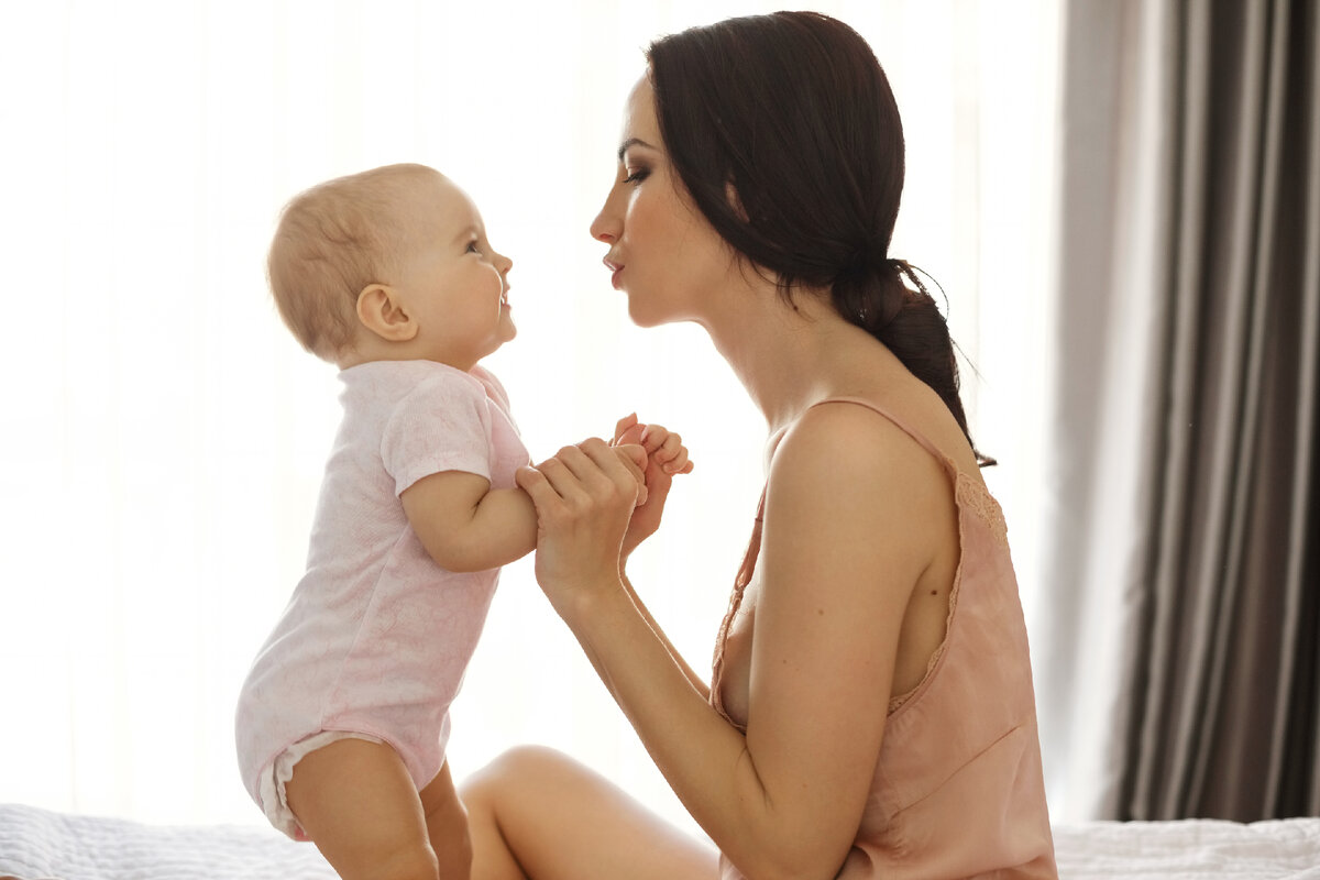 Источник: https://ru.freepik.com/free-photo/portrait-of-beautiful-young-mom-in-sleepwear-and-her-baby-looking-at-each-other-sitting-in-bed-window-surface_9321537.htm#&position=41&from_view=detail#&position=41&from_view=detail