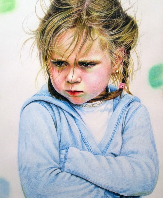  «Только ты, Аллочка, не обижайся, дочь у тебя явно не в вас, некрасивая». Она взглянула на меня и протянула конфетку. Мне стало так горько, я ждала, что мама скажет, что это неправда! Но она, польщённая похвалой, взглянула на меня и произнесла: «Да я сама смотрю на неё и думаю, в кого она такая удалась».