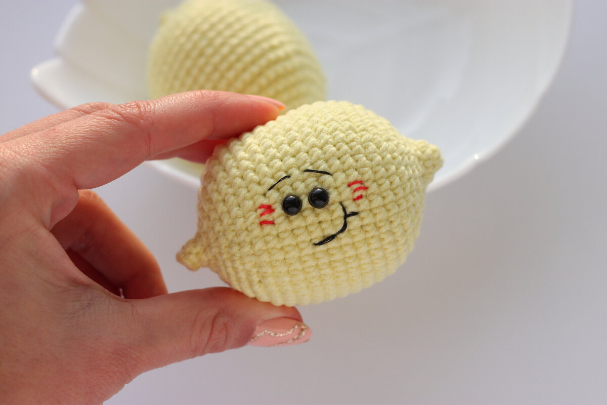 На фото лимончик связанный крючком 1,8 мм. Рекомендуемый крючок на этикетке 3,5мм. Пространства между столбиками нет, наполнитель не торчит.