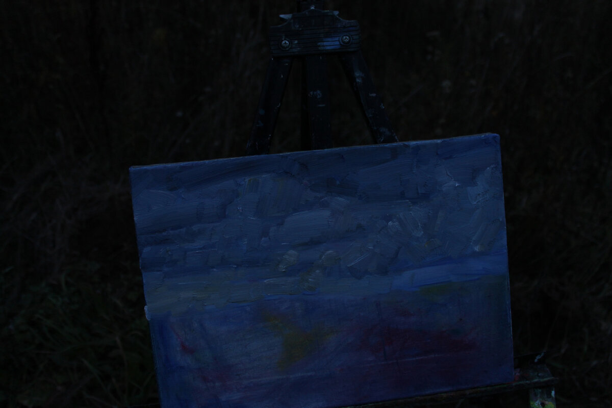 В темноте.) Всё синее.