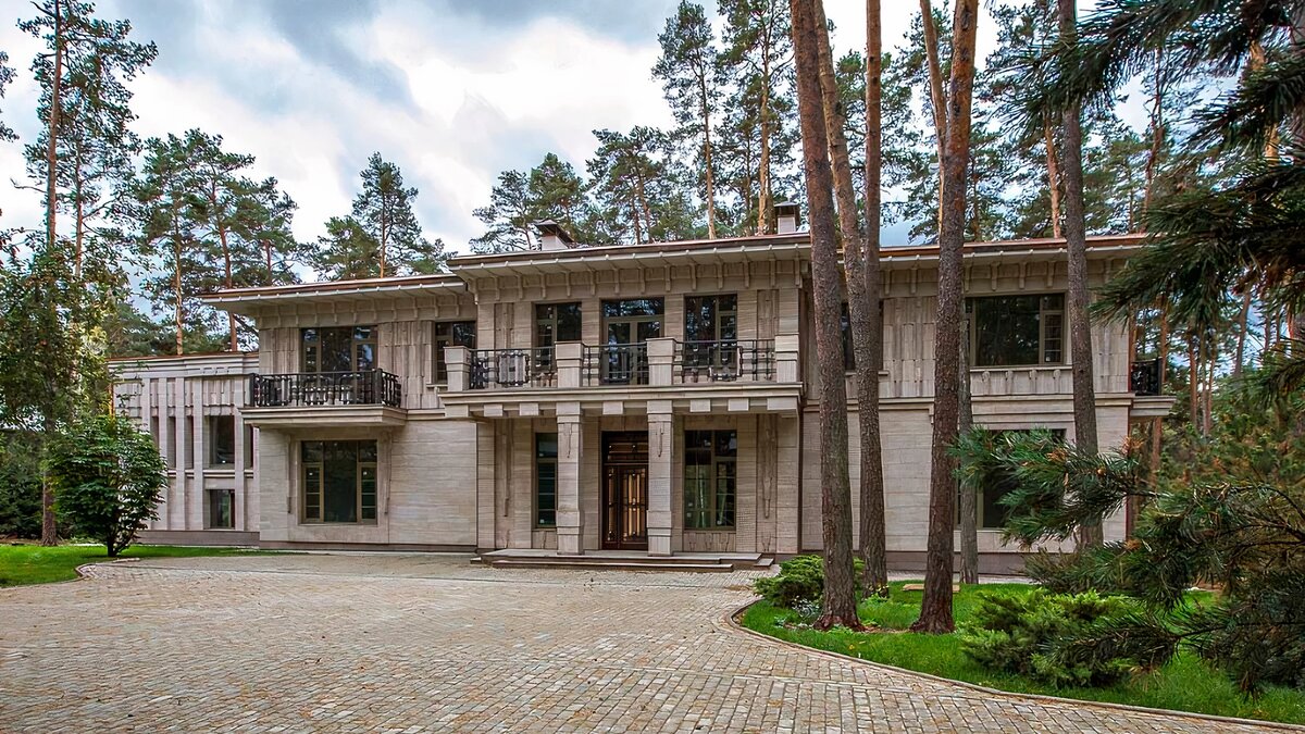 Коттедж с участком с соснами и елями 