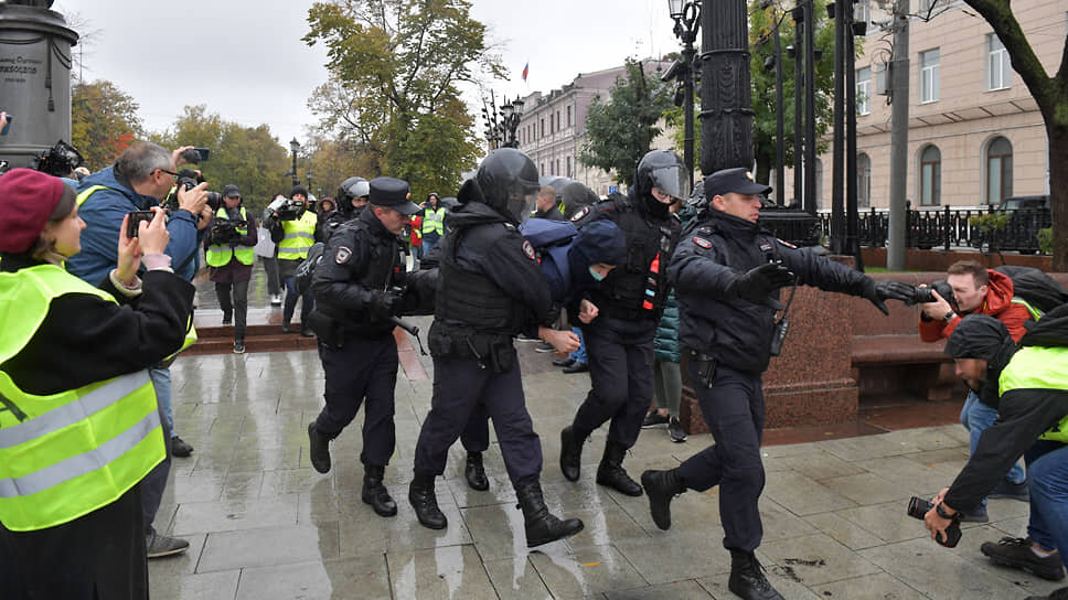 Фото: Дмитрий Лебедев / Коммерсантъ📷Задержания на Чистопрудном бульваре в Москве