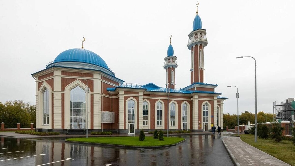     В районе Советской площади в Казани открыли новую мечеть «Рауза». Имя дали в честь матери братьев Гайзатуллиных. Старший — Ринат — входит Государственный Совет РТ, а Радик является министром финансов Татарстана. Об этом пишет «Бизнес Онлайн».